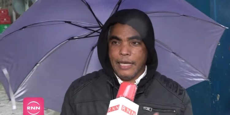 Exregidor y dirigente comunitario Vinicio Aquino asiste sectores vulnerables SDO por paso tormenta Melissa