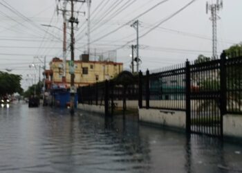 Residentes en Villas Agrícolas bloquean calles, por efectos de tormenta Melissa