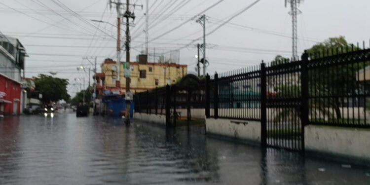 Residentes en Villas Agrícolas bloquean calles, por efectos de tormenta Melissa
