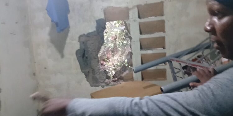 Tormenta Melissa provoca derrumbe: piedras caen sobre viviendas en Las Ciénagas