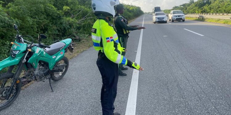 DIGESETT mantiene presencia en autopistas y carreteras para prevenir accidentes durante fin de semana largo