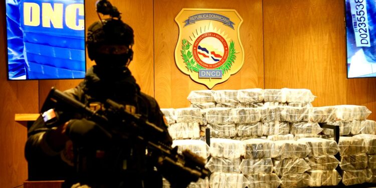 Asestan otro golpe al narcotrafico; apresan dos hombres con cargamento de 484 paquetes de Cocaina