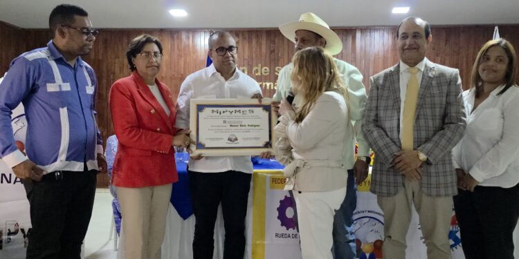 FENAPYMED reconoce al senador Ney Rodríguez por su defensa al sector empresarial en Dajabón