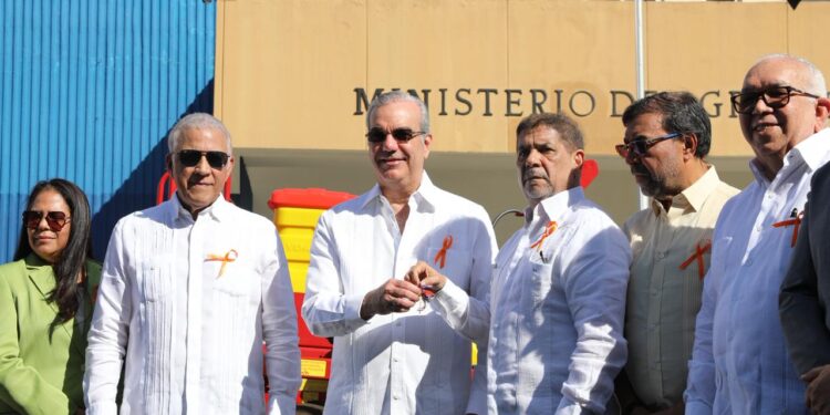 Presidente Abinader entrega maquinarias modernas para reducir mano de obra extranjera e impulsar mecanización del campo