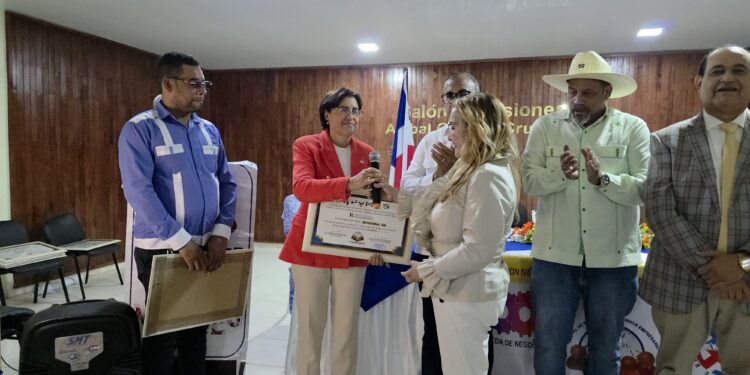 FENAPYMED reconoce a Gobernadora Severina Gil por su trabajo a favor del sector empresarial en Dajabón