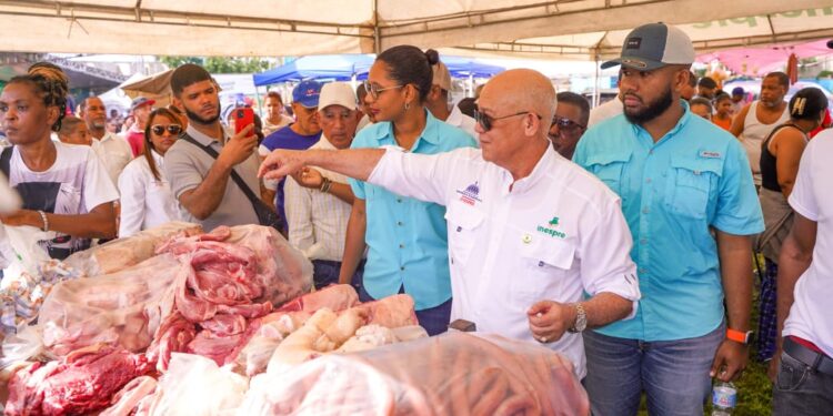Inespre da inicio en Los Frailes al programa grandes Ferias de Productores, como parte de la Brisita Navideña