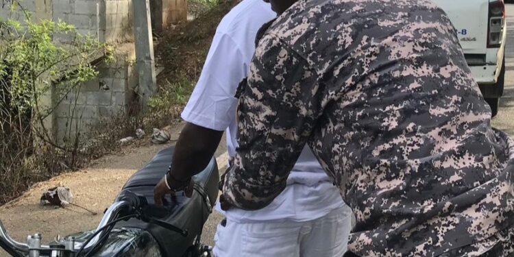 Policía apresa varios por robo y ocupa drogas en La Victoria, SDN
