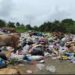 Dirigente comunitario y miembro de la Direccion Central De la Fuerza del Pueblo, Radhamés García Denucia basurero improvisado en cementerio de los alcarrizo
