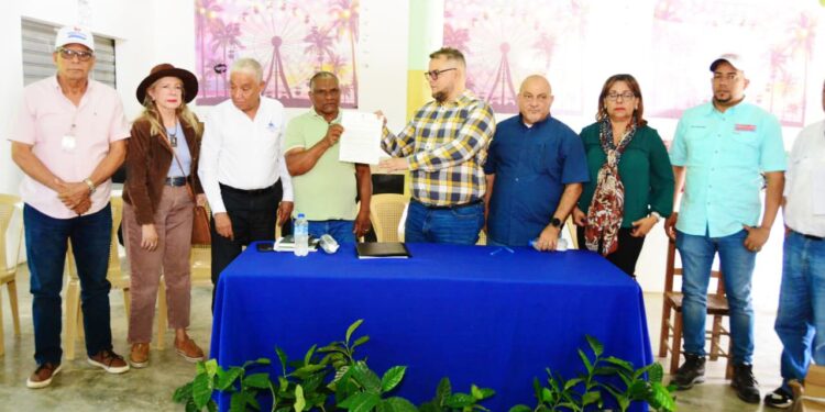 Hecmilio Galván recorre la Sierra de San José de Las Matas promoviendo la agroecología y el agroturismo