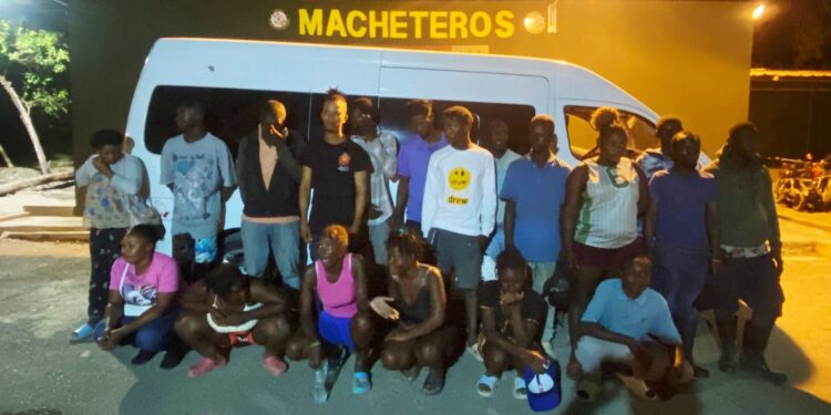 Detienen minibús con 21 haitianos en condición migratoria irregular en Ámina, Valverde