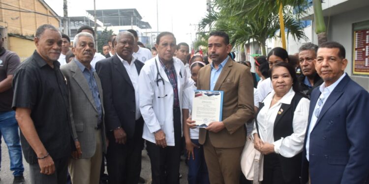 Doctor Cruz Jiminián e instituciones de Cristo Rey declaran a Nelson Gutiérrez “Embajador Compromisario de Paz” durante acto de izamiento de bandera