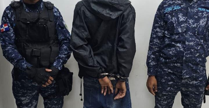 Detienen en flagrante delito a dos hombres y recupera motocicleta, celulares y otras pertenencias en Sabana Perdida SDN