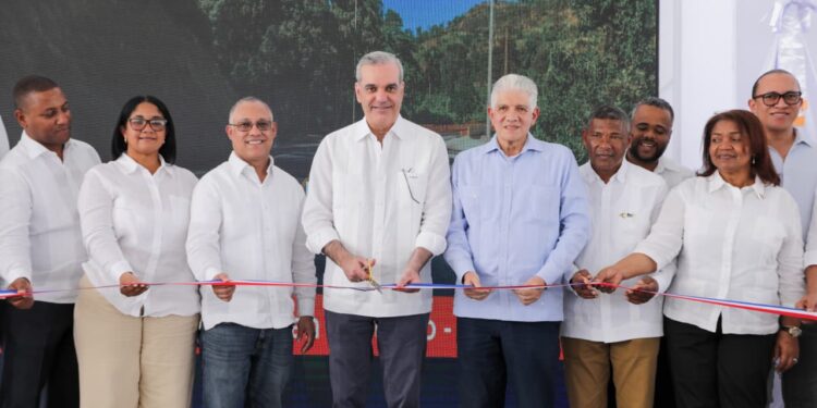 Tras inaugurar la carretera El Cercado–Juan Santiago–Hondo Valle, presidente Abinader destaca su impacto