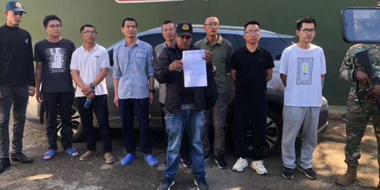 Ejército detiene siete nacionales chinos en una jeepeta durante operativo migratorio en Montecristi