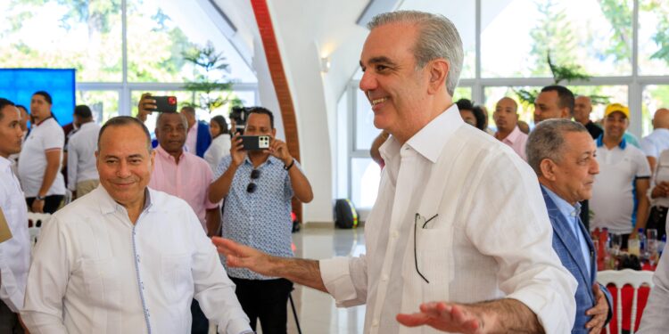 Presidente Abinader resalta trabajo de periodistas que cubren la fuente del Palacio Nacional