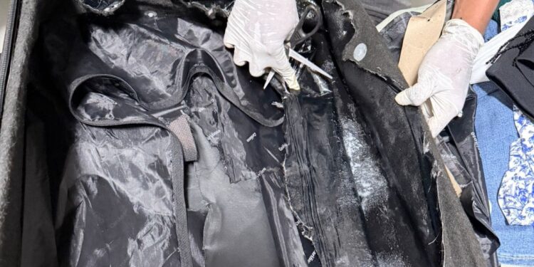 Detienen mujer en el AILA con dos láminas de cocaina camuflada en su equipaje