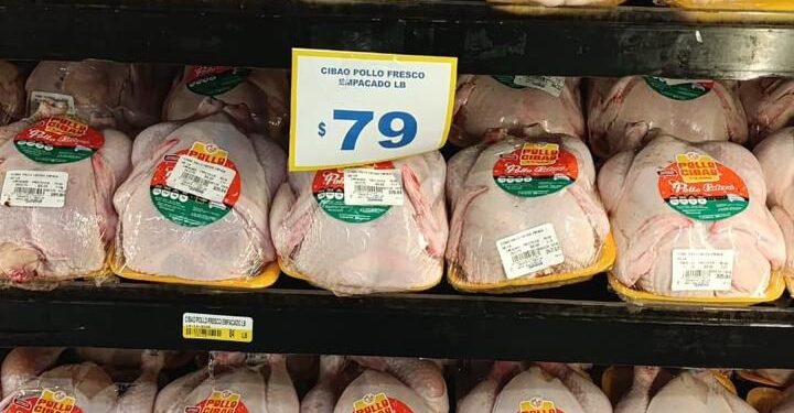 El precio del pollo se sitúa en RD$79 la libra en supermercados durante la temporada navideña
