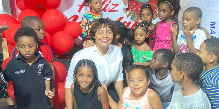 Dirigente comunitaria y política Manuela López realiza tradicional cena Navideña con niños de Guajimia SDO