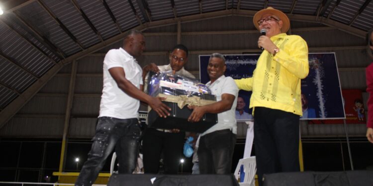 Municipalista Pedro Richardson realiza encuentro navideño con su equipo político