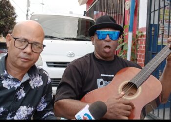 El mejor guitarrista Urbano, dice. Sólo que les faltan unos toques