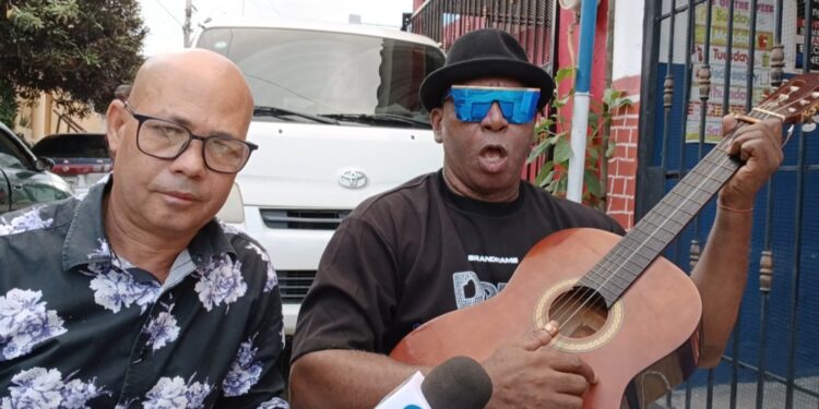 El mejor guitarrista Urbano, dice. Sólo que les faltan unos toques