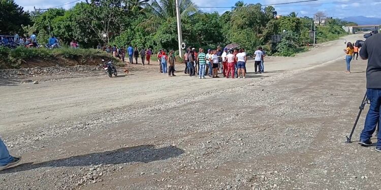 Moradores en la Parcela San Miguel, en Los Alcarrizos, protestan en demanda de Puente Vehícular, por construcción Circunvalación en la demarcación