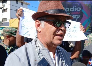 Dueños de tierras de Punta Cana, se encadenan frente a Aduana, en reclamos de presunta deuda