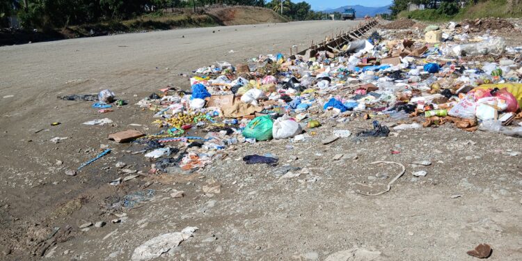Trabajos de construcción Avenida  Circunvalación  Los Alcarrizos entorpecidos por cúmulos de basuras