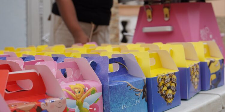 Fundación Manos que Suman realiza su primera donación de juguetes en Valiente, La Caleta