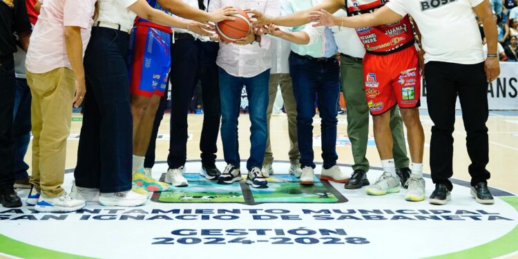 Ministro Kelvin Cruz anuncia remozamiento del polideportivo de Santiago Rodríguez