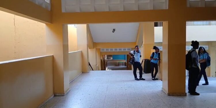 Estudiantes regresan a Escuela Minerva Mirabal de Pantoja con aulas remozadas en “Plan Navidad en las Aulas 24/7”