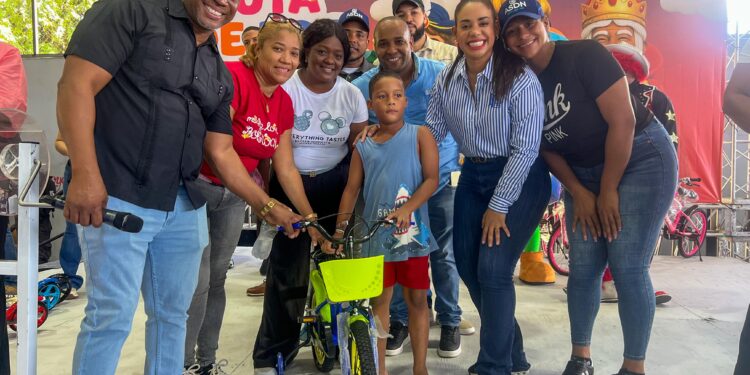 Alcaldesa Betty Gerónimo concluye entrega de más de 12 mil juguetes a niños del municipio SDN