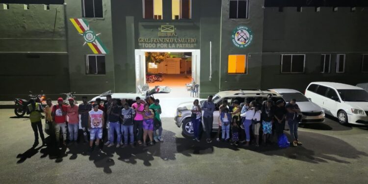 Ejército intercepta dos vehículos con 29 haitianos en condición migratoria irregular en Dajabón