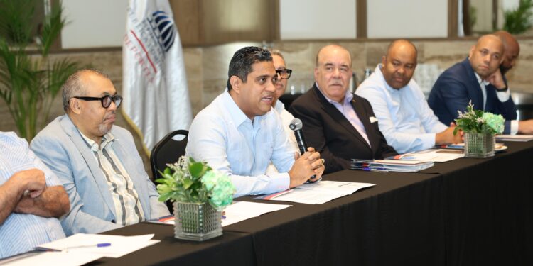 Ministro Kelvin Cruz presenta programa de eventos deportivos 2026 ante líderes de la prensa especializada