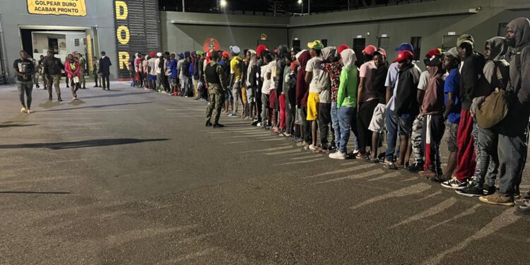Ejército y DGM realizan operativo de interdicción migratoria y detienen 153 haitianos indocumentados en Constanza