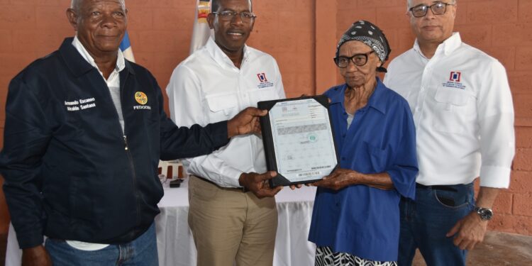 UTECT impacta provincia Barahona con entrega de títulos de propiedad en Tamayo y Vicente Noble