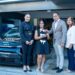 Priority Courier entrega automóvil a ganadora de su Sorteo Dorado 2025