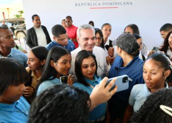 Presidente Abinader exhorta a jóvenes de Dajabón a prepararse para el futuro y garantiza seguimiento a demandas escolares y comunitarias
