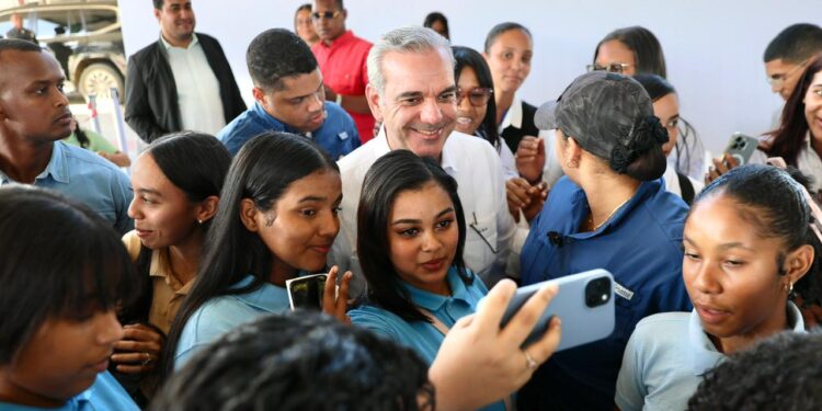 Presidente Abinader exhorta a jóvenes de Dajabón a prepararse para el futuro y garantiza seguimiento a demandas escolares y comunitarias