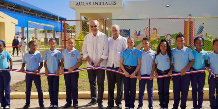 Gobierno inaugura techado de cancha y aulas del Nivel Inicial para beneficiar a más de cien estudiantes en Dajabón
