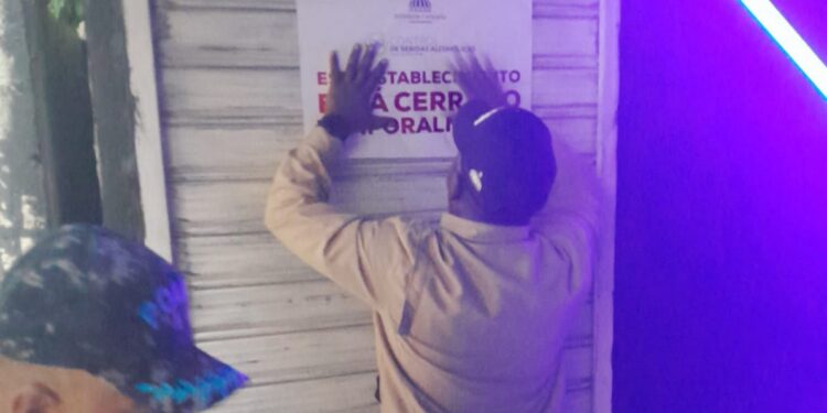 Atendiendo a denuncias de comunitarios Policía y COBA intervienen negocio “Los Chelos” por contaminación sónica en Los Guaricanos, SDN