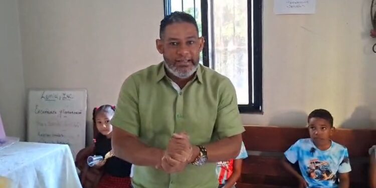 Miembro de la Dirección Central de FP, Radhamés García lleva alegría a niños de la Circunscripción 05, entregando juguetes