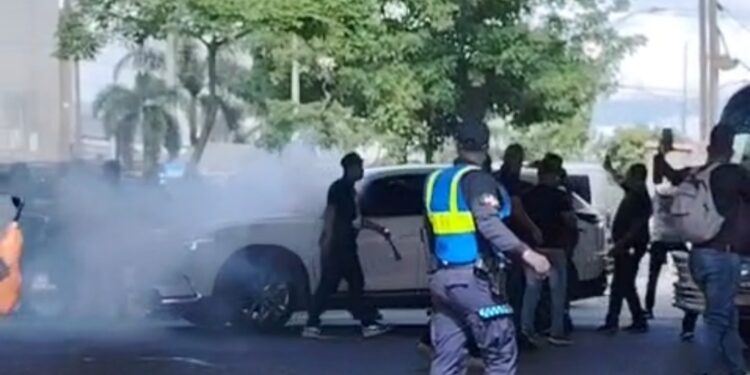 Con bombas lacrimógenas,  agentes policiales  dispersan caminata protesta de pensionados militares