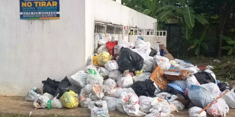 Deploran Ciudad Juan Bosch está sumergido en  basura con vertederos improvisados y descuido de imbornales