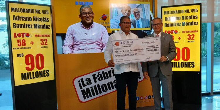 Leidsa entrega cheque de RD$90 millones a mayor del ejército, ganador del Loto