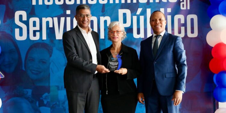 INTRANT reconoce por primera vez a 56 servidores públicos por su trayectoria, vocación y transparencia