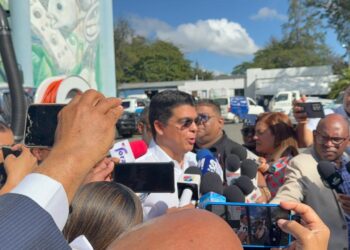 Gobierno Central entrega cuatro camiones succionadores de los más modernos de América para servicio de la CAASD