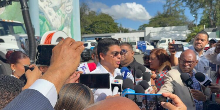 Gobierno Central entrega cuatro camiones succionadores de los más modernos de América para servicio de la CAASD