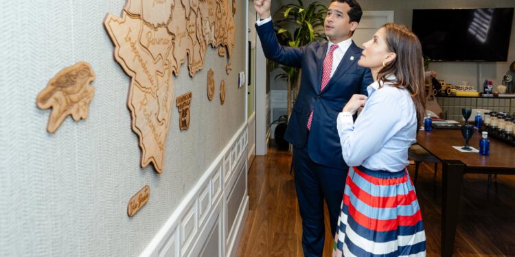 Embajadora de EE.UU visita en su despacho al senador Omar Fernández