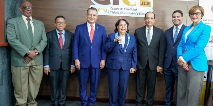 Pleno de la Cámara de Cuentas obtiene la nueva cédula de identidad y electoral en la JCE
